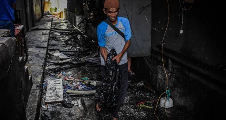 Pasca terjadinya kebakaran di sebuah ruko dekat Kings Shopping Center di Jalan Dalem Kaum, Kota Bandung, Jum'at (3/1). Foto: Dimas Rachmatsyah / Jabar Ekspres