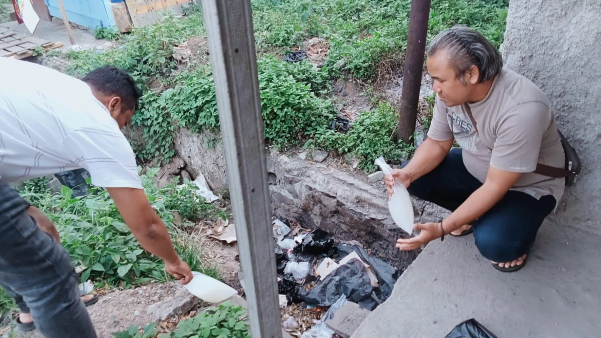 Satnarkoba Polresta Bandung mendapat laporan pengaduan dari masyarakat terkait adanya dugaan peredaran atau penjualan minuman keras dan obat-obatan keras di kawasan Jalan Raya Bandung-Garut, Kecamatan Rancaekek, Kabupaten Bandung. Foto Istimewa