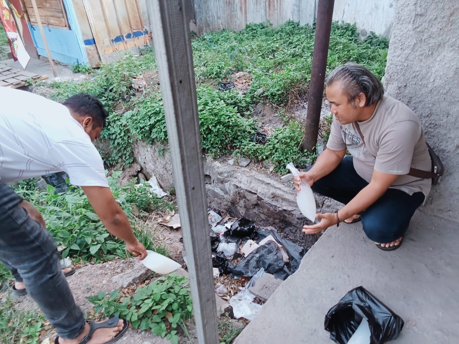 Satnarkoba Polresta Bandung mendapat laporan pengaduan dari masyarakat terkait adanya dugaan peredaran atau penjualan minuman keras dan obat-obatan keras di kawasan Jalan Raya Bandung-Garut, Kecamatan Rancaekek, Kabupaten Bandung. Foto Istimewa