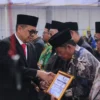 Kakanwil Kemenag Jabar Ajam Mustajam saat menyampaikan penghargaan pada Upacara Hari Amal Bhakti, Jumat (3/1).