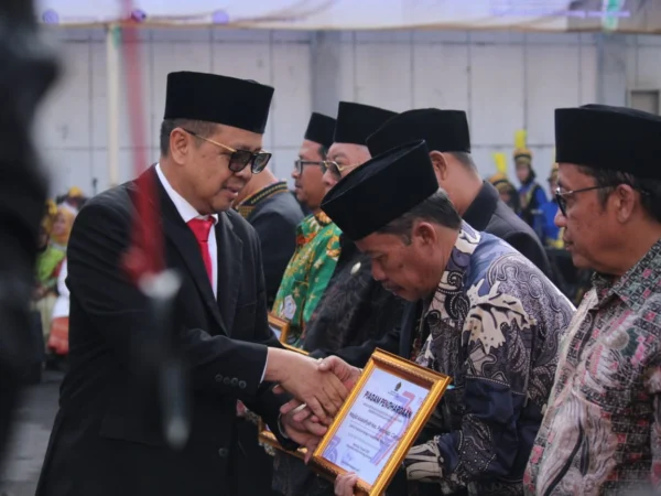 Kakanwil Kemenag Jabar Ajam Mustajam saat menyampaikan penghargaan pada Upacara Hari Amal Bhakti, Jumat (3/1).