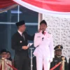 Pj Gubernur Bey Machmudin saat menyapa anggota Paskibra yang kopiahnya lepas saat pengibaran bendera di Kantor Kemenag Jabar, Jumat (3/1)