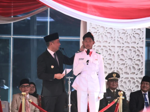 Pj Gubernur Bey Machmudin saat menyapa anggota Paskibra yang kopiahnya lepas saat pengibaran bendera di Kantor Kemenag Jabar, Jumat (3/1)