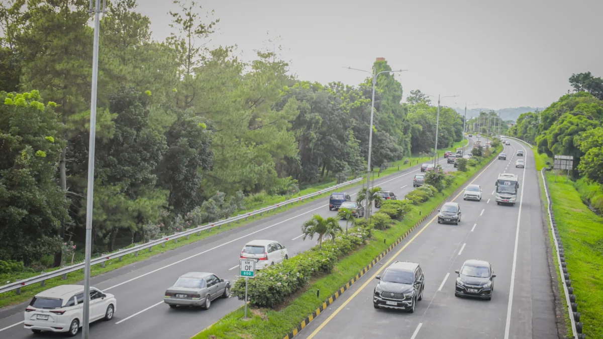 Arus lalu lintas kendaraan di Tol Pasteur, Kota Bandung, Jum'at (3/1). Foto: Dimas Rachmatsyah / Jabar Ekspres