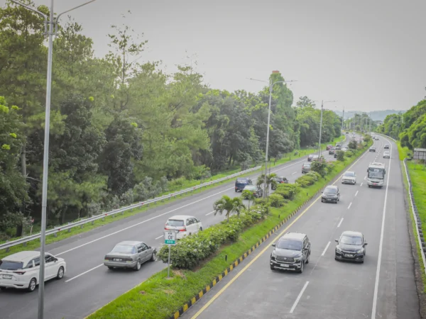 Arus lalu lintas kendaraan di Tol Pasteur, Kota Bandung, Jum'at (3/1). Foto: Dimas Rachmatsyah / Jabar Ekspres