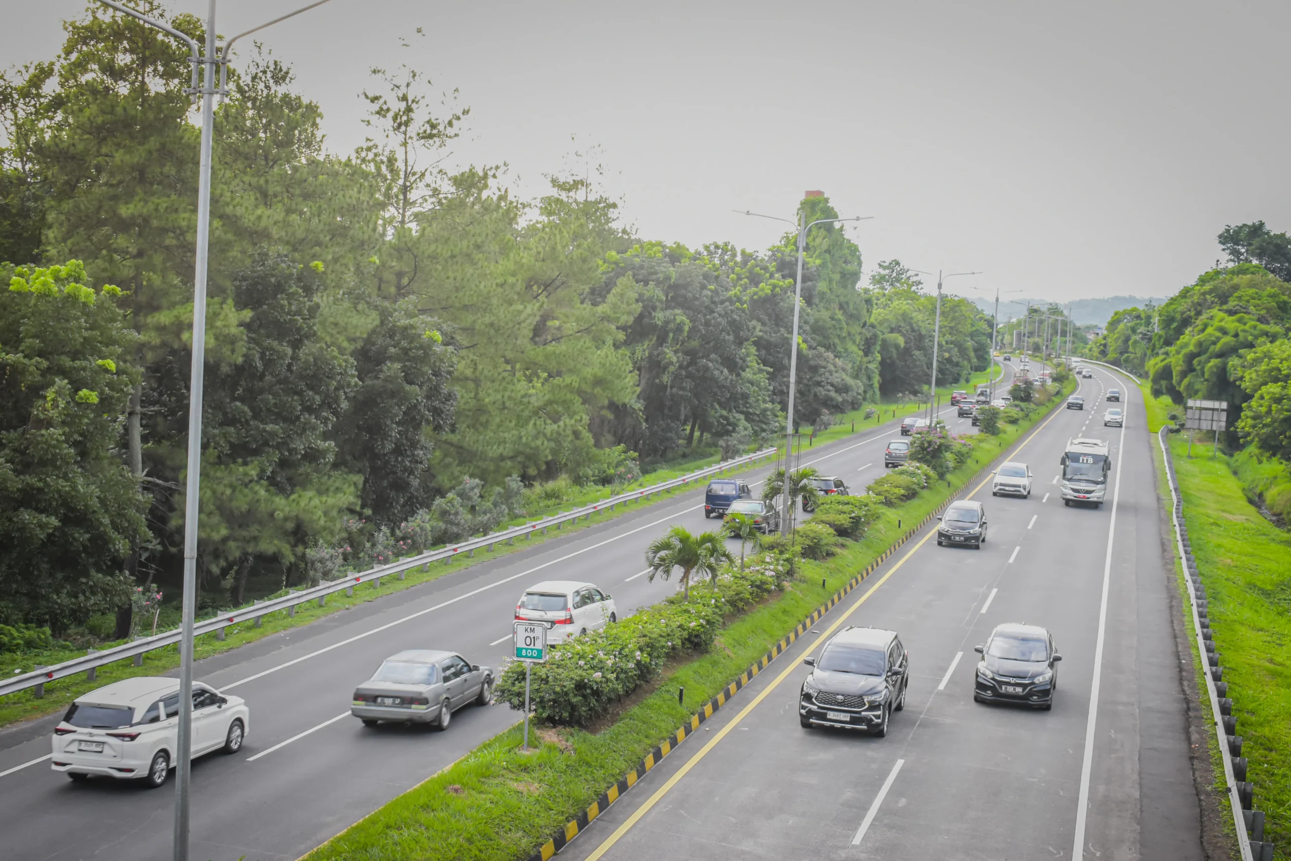 Arus lalu lintas kendaraan di Tol Pasteur, Kota Bandung, Jum'at (3/1). Foto: Dimas Rachmatsyah / Jabar Ekspres