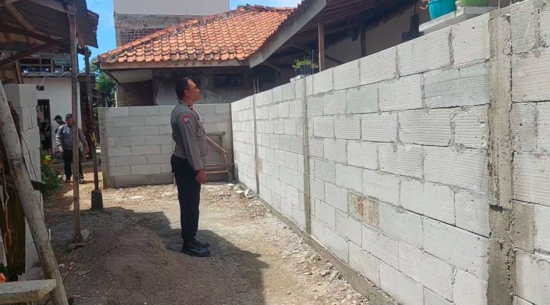 Sebuah rumah di Desa Tarajusari, Kecamatan Banjaran, Kabupaten Bandung terisolasi akibat ditutup aksesnya oleh tetangga dengan tembok setinggi 1,5 meter bahkan sempat viral di media sosial. Foto Istimewa