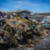 Tumpukan sampah menggunung di area belakang Pasar Induk Gedebage, Kota Bandung, Jum'at (3/1). Foto: Dimas Rachmatsyah / Jabar Ekspres