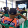 Juru parkir (jukir) di Kota Banjar saat mengikuti sosialisasi yang dilaksanakan oleh Dinas Perhubungan. Sebanyak 50 jukir tidak memdapatkan SK karena macet setoran. (Cecep Herdi/Jabar Ekspres)