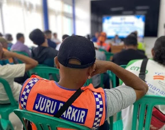 Juru parkir (jukir) di Kota Banjar saat mengikuti sosialisasi yang dilaksanakan oleh Dinas Perhubungan. Sebanyak 50 jukir tidak memdapatkan SK karena macet setoran. (Cecep Herdi/Jabar Ekspres)