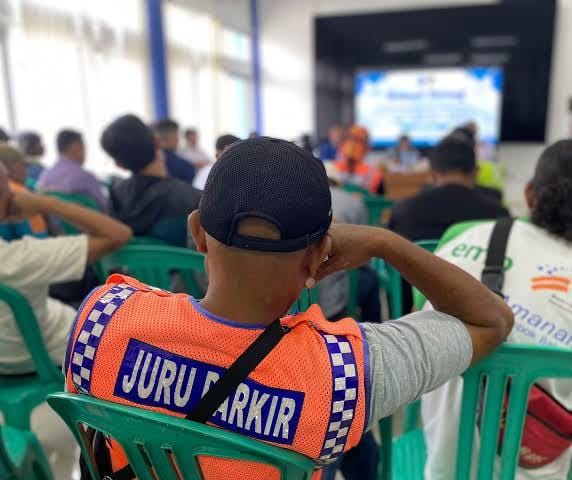 Juru parkir (jukir) di Kota Banjar saat mengikuti sosialisasi yang dilaksanakan oleh Dinas Perhubungan. Sebanyak 50 jukir tidak memdapatkan SK karena macet setoran. (Cecep Herdi/Jabar Ekspres)