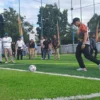 Pj Wali Kota Cimahi, Dicky Saromi saat Melakukan Tendangan Pertama Usai Meresmikan Lapangan Mini Soccer Cibaligo Kota Cimahi (mong)