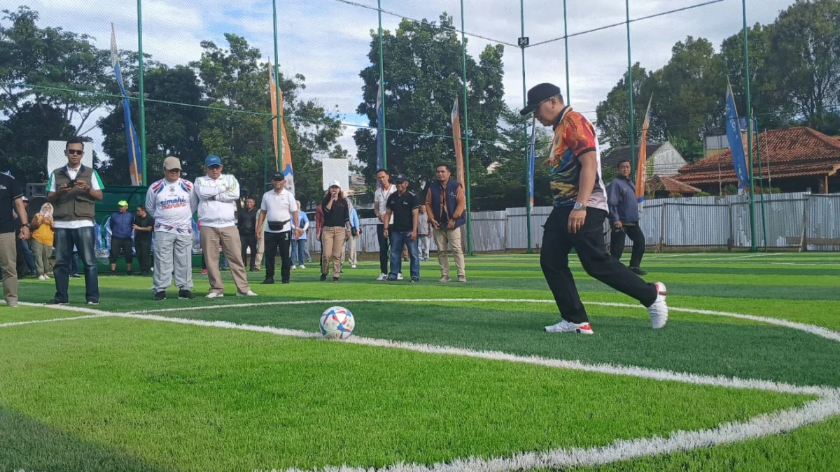 Pj Wali Kota Cimahi, Dicky Saromi saat Melakukan Tendangan Pertama Usai Meresmikan Lapangan Mini Soccer Cibaligo Kota Cimahi (mong)