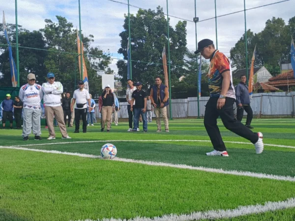 Pj Wali Kota Cimahi, Dicky Saromi saat Melakukan Tendangan Pertama Usai Meresmikan Lapangan Mini Soccer Cibaligo Kota Cimahi (mong)