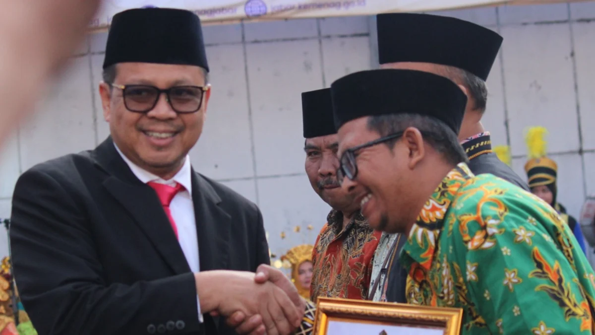 Kakanwil Kemenag Jabar Ajam Mustajam (kiri)/Hendrik Muchlison/ Jabar Ekspres/