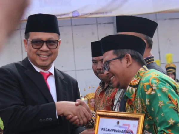 Kakanwil Kemenag Jabar Ajam Mustajam (kiri)/Hendrik Muchlison/ Jabar Ekspres/