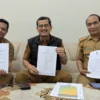 Kepala Pusat Pengelolaan Pendapatan Daerah Wilayah (P3DW) Kota Banjar, Benny Suranata (tengah) menunjukkan Kepgub Jabar tentang relaksasi pajak kendaraan bermotor, Senin 6 Januari 2025. (Cecep Herdi/Jabar Ekspres)