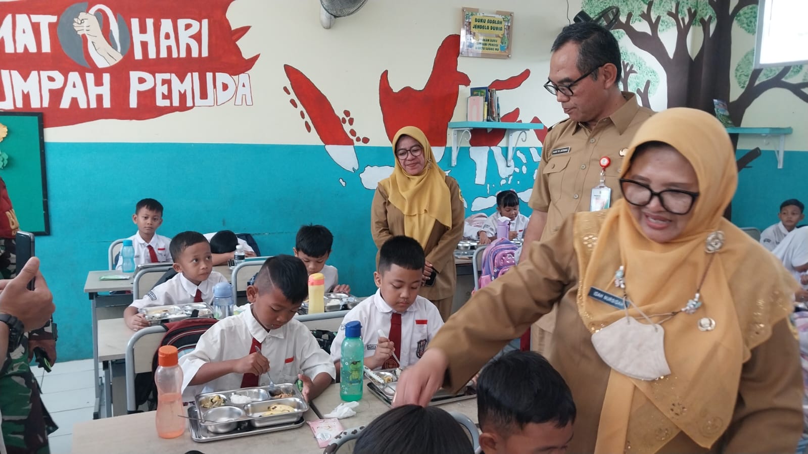 Sekda Kabupaten Bogor, Ajat Rochmat Jatnika saat melakukan monitoring makan bergizi gratis. Foto : Regi Pratasyah / Jabar Ekspres