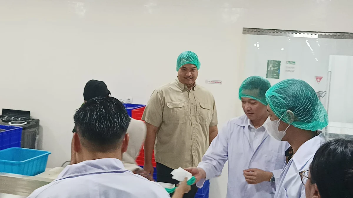 Menteri Pemuda dan Olahraga (Menpora) RI, Dito Ariotedjo saat Meninjau Dapur Makanan Bergizi Gratis di Yayasan Arara Visi Hijau Kota Cimahi (Mong / Jabar Ekspres)