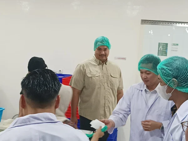 Menteri Pemuda dan Olahraga (Menpora) RI, Dito Ariotedjo saat Meninjau Dapur Makanan Bergizi Gratis di Yayasan Arara Visi Hijau Kota Cimahi (Mong / Jabar Ekspres)