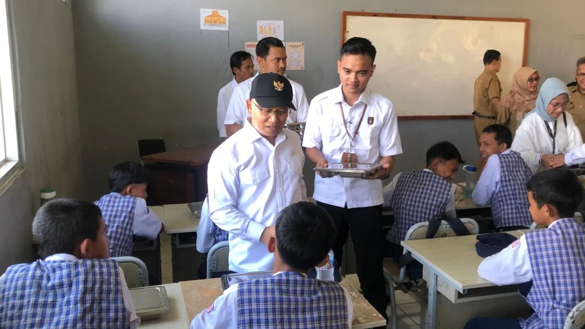 Wakil Menteri Pendidikan Dasar dan Menengah (Wamendikdasmen) Prof Atip Latipulhayat meninjau pelaksanaan makan bergizi gratis di SMP Negeri 2 Babakan Madang, Kabupaten Bogor pada Senin 6 Januari 2025. Foto : Sandika / Jabar Ekspres