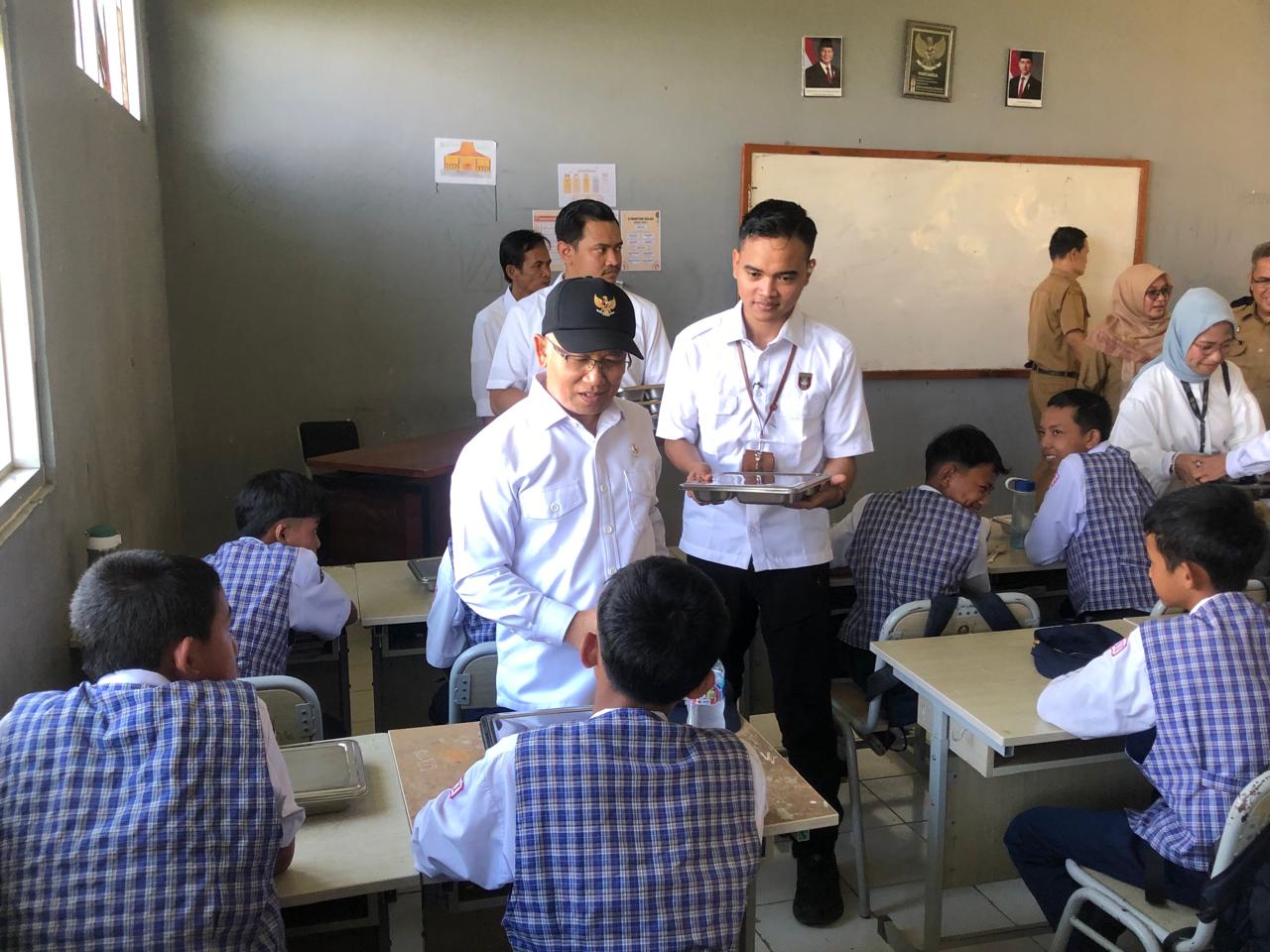 Wakil Menteri Pendidikan Dasar dan Menengah (Wamendikdasmen) Prof Atip Latipulhayat meninjau pelaksanaan makan bergizi gratis di SMP Negeri 2 Babakan Madang, Kabupaten Bogor pada Senin 6 Januari 2025. Foto : Sandika / Jabar Ekspres