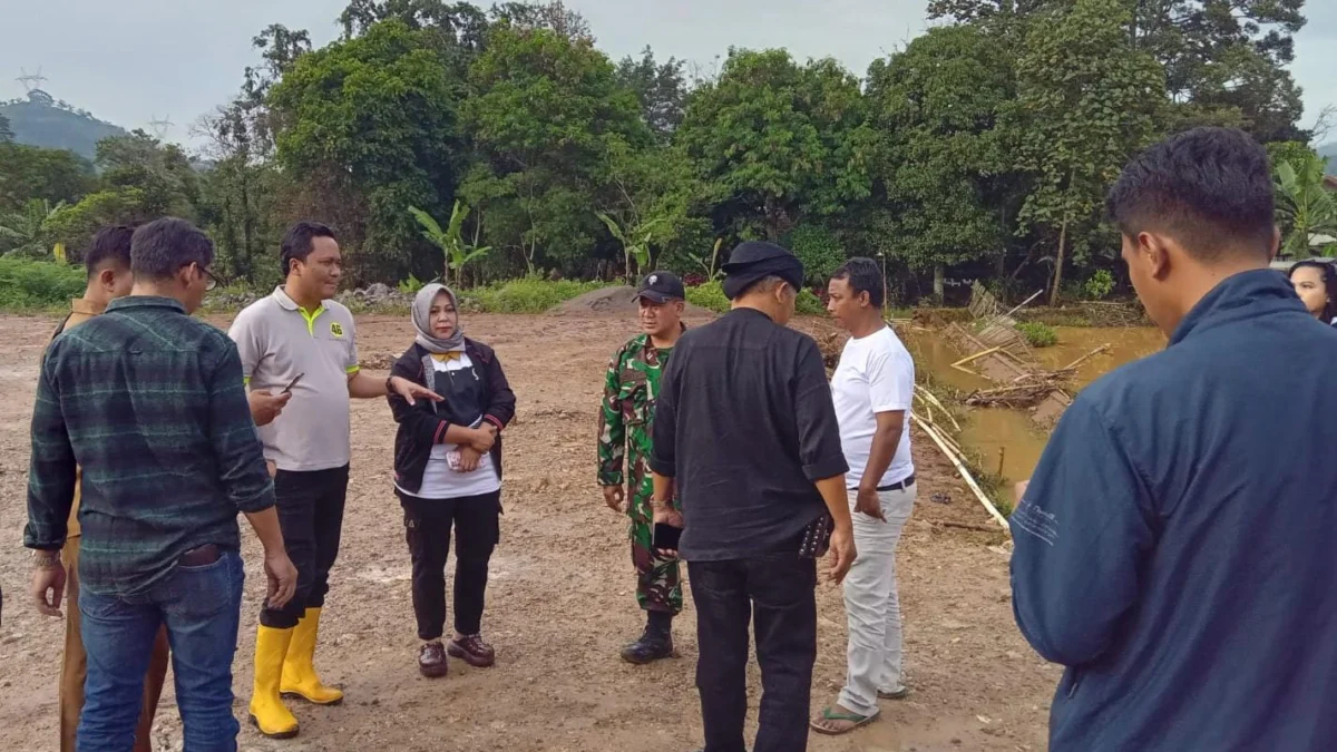 Ilustrasi: Anggota DPRD Kabupaten Sumedang, Asep Kurnia (sepatu kuning) bersama Pemdes dan Bhabinsa Sindangpakuon saat meninjau lokasi terdampak banjir di area Dusun Cikalama RW10. (Jabar Ekspres)