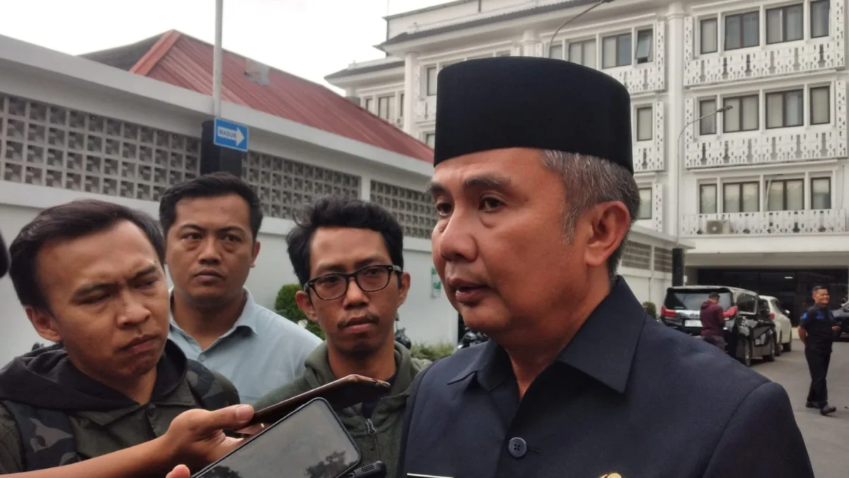 Penjabat Gubernur Jabar Bey Triadi Machmudin saat ditemui di DPRD Jabar, Senin (6/1). (Dok. Jabar Ekspres)