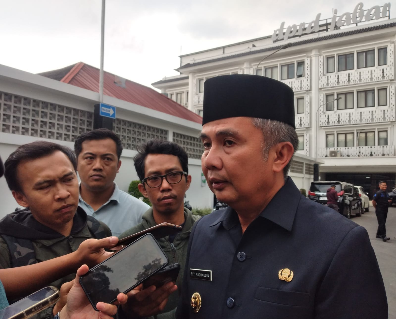 Penjabat Gubernur Jabar Bey Triadi Machmudin saat ditemui di DPRD Jabar, Senin (6/1). (Dok. Jabar Ekspres)