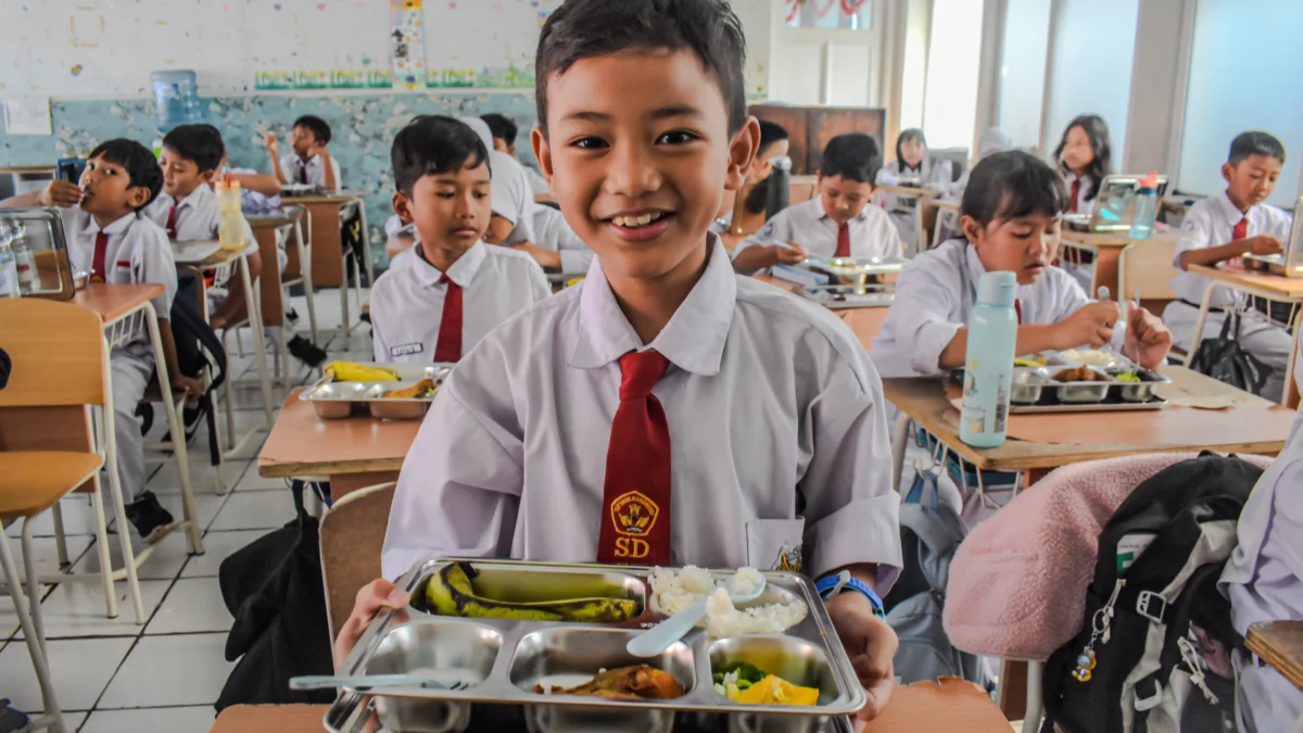 Siswa Sekolah Dasar (SD) menyantap makanan bergizi gratis di SD Angkasa 1 Lanud Husein Sastranegara,Kota Bandung, Senin (6/1). Sekolah-sekolah di Kota Bandung mulai mendapat makanan dari program Makan Bergizi Gratis (MBG) yang mulai perdana digelar pada hari ini. Foto: Dimas Rachmatsyah / Jabar Ekspres