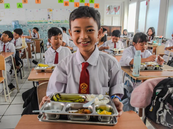 Siswa Sekolah Dasar (SD) menyantap makanan bergizi gratis di SD Angkasa 1 Lanud Husein Sastranegara,Kota Bandung, Senin (6/1). Sekolah-sekolah di Kota Bandung mulai mendapat makanan dari program Makan Bergizi Gratis (MBG) yang mulai perdana digelar pada hari ini. Foto: Dimas Rachmatsyah / Jabar Ekspres