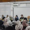 Suasana audiensi pihak kampus, mahasiswa, orangtua mahasiswa, di kampus Universitas Bandung, Jalan Muararajeun, Kota Bandung, Senin (6/1). Foto: Dimas Rachmatsyah / Jabar Ekspres