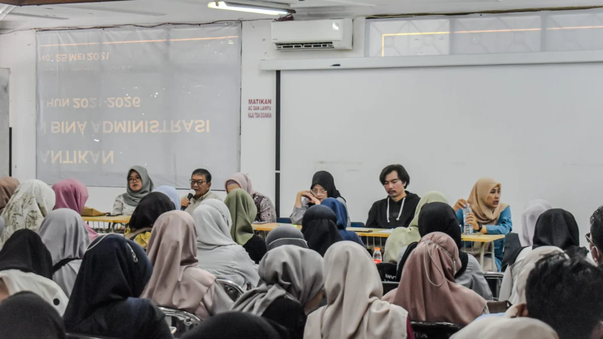 Suasana audiensi pihak kampus, mahasiswa, orangtua mahasiswa, di kampus Universitas Bandung, Jalan Muararajeun, Kota Bandung, Senin (6/1). Foto: Dimas Rachmatsyah / Jabar Ekspres