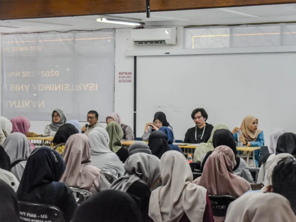 Suasana audiensi pihak kampus, mahasiswa, orangtua mahasiswa, di kampus Universitas Bandung, Jalan Muararajeun, Kota Bandung, Senin (6/1). Foto: Dimas Rachmatsyah / Jabar Ekspres