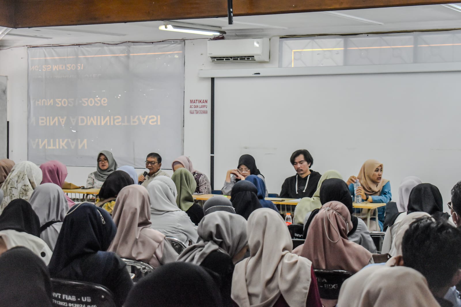 Suasana audiensi pihak kampus, mahasiswa, orangtua mahasiswa, di kampus Universitas Bandung, Jalan Muararajeun, Kota Bandung, Senin (6/1). Foto: Dimas Rachmatsyah / Jabar Ekspres