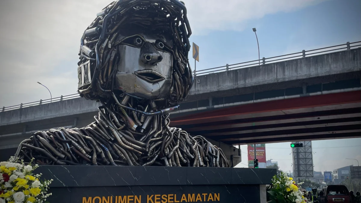 Monumen keselamatan dari ratusan knalpot brong hasil razia jajaran Polres Cimahi. Senin (6/1). Dok Jabar Ekspres/Suwitno/