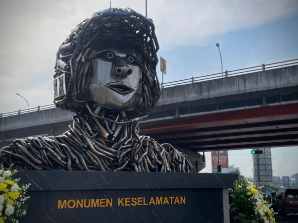 Monumen keselamatan dari ratusan knalpot brong hasil razia jajaran Polres Cimahi. Senin (6/1). Dok Jabar Ekspres/Suwitno/