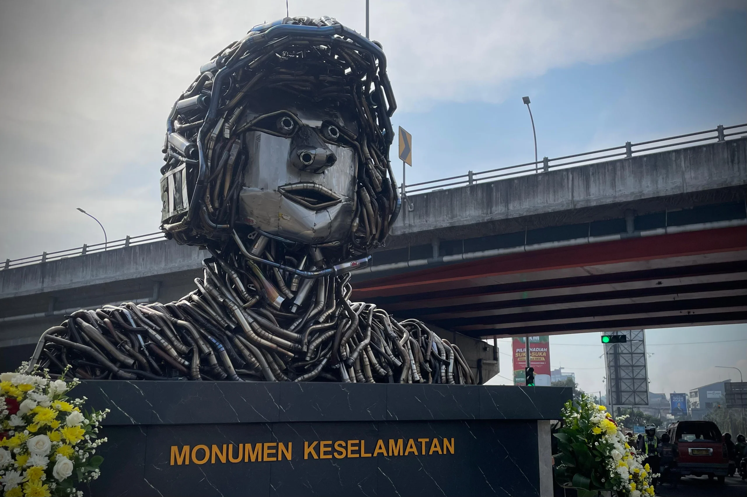 Monumen keselamatan dari ratusan knalpot brong hasil razia jajaran Polres Cimahi. Senin (6/1). Dok Jabar Ekspres/Suwitno/