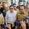 Wamendagri, Bima Arya Sugiarto saat meninjau hari pertama program pemberian makanan bergizi gratis (MBG) di TK dan SD Bosowa Bina Insani, Kota Bogor, Senin (6/1). (Yudha Prananda / Jabar Ekspres)