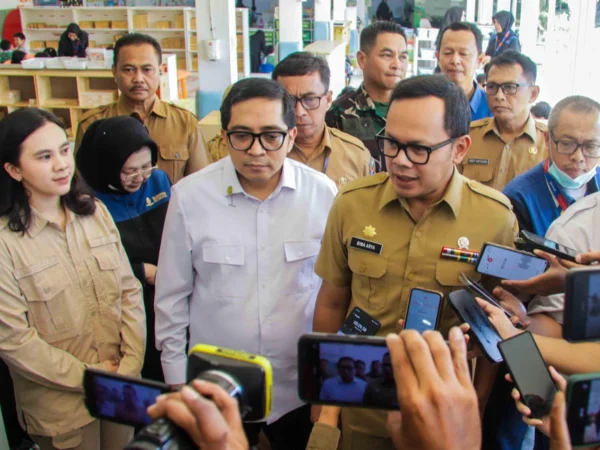 Wamendagri, Bima Arya Sugiarto saat meninjau hari pertama program pemberian makanan bergizi gratis (MBG) di TK dan SD Bosowa Bina Insani, Kota Bogor, Senin (6/1). (Yudha Prananda / Jabar Ekspres)