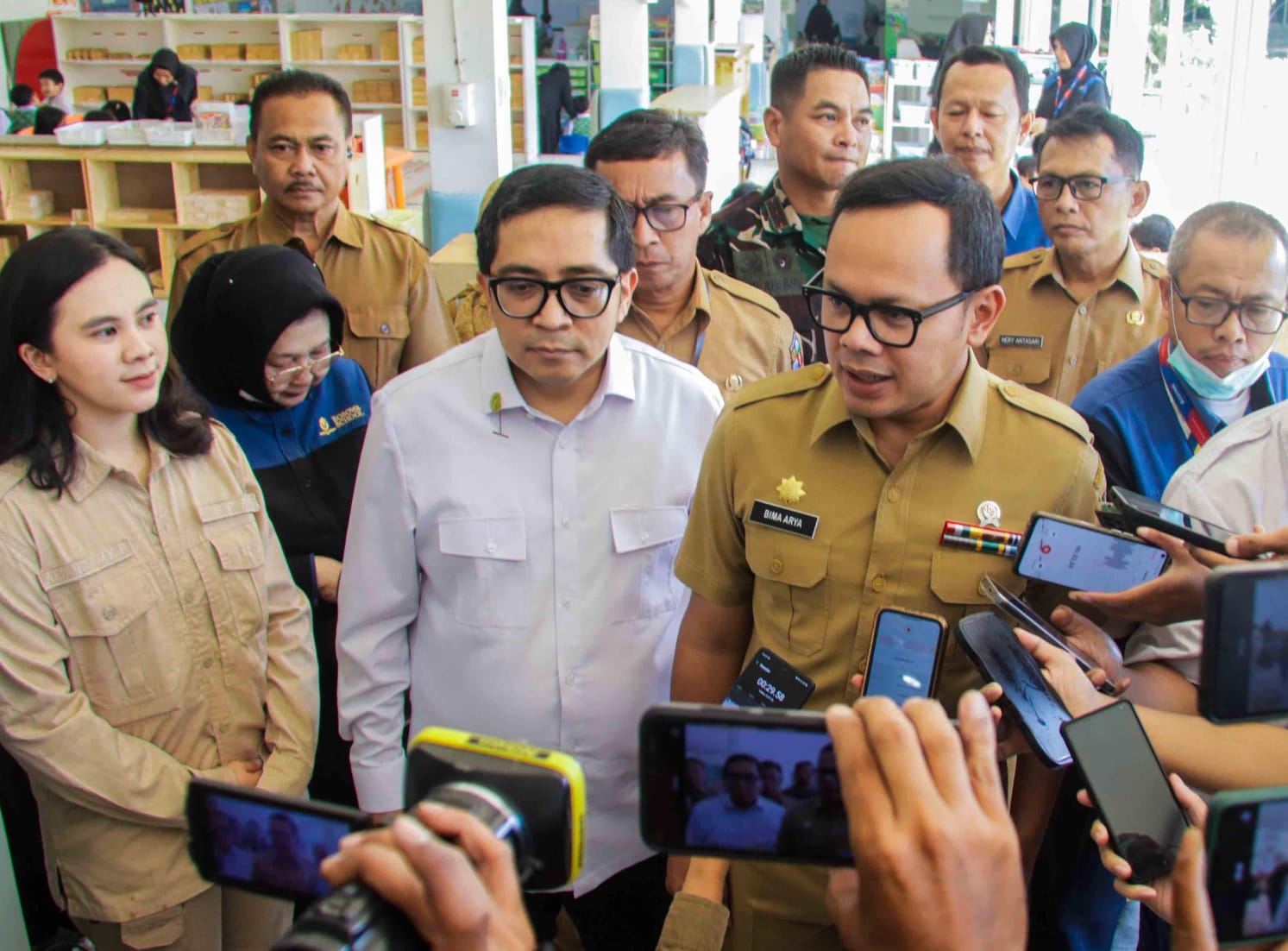 Wamendagri, Bima Arya Sugiarto saat meninjau hari pertama program pemberian makanan bergizi gratis (MBG) di TK dan SD Bosowa Bina Insani, Kota Bogor, Senin (6/1). (Yudha Prananda / Jabar Ekspres)