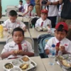 Para siswa saat menikmati makan bergizi gratis di SDN Pajeleran 01 Cibinong, Kabupaten Bogor, Senin (6/1). Foto : Sandika /jabarekspres.com