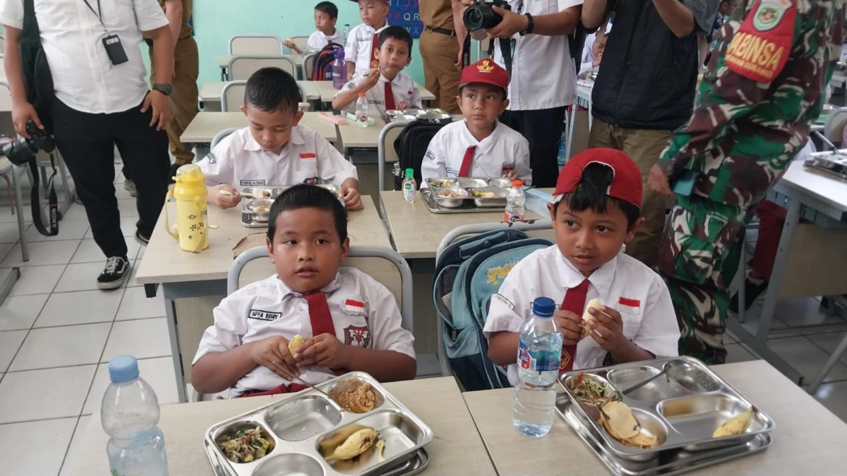 Para siswa saat menikmati makan bergizi gratis di SDN Pajeleran 01 Cibinong, Kabupaten Bogor, Senin (6/1). Foto : Sandika /jabarekspres.com