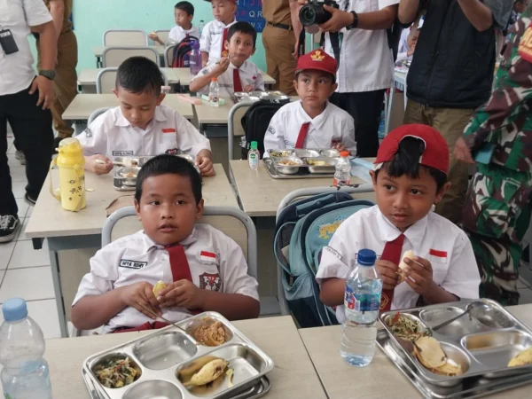 Para siswa saat menikmati makan bergizi gratis di SDN Pajeleran 01 Cibinong, Kabupaten Bogor, Senin (6/1). Foto : Sandika /jabarekspres.com