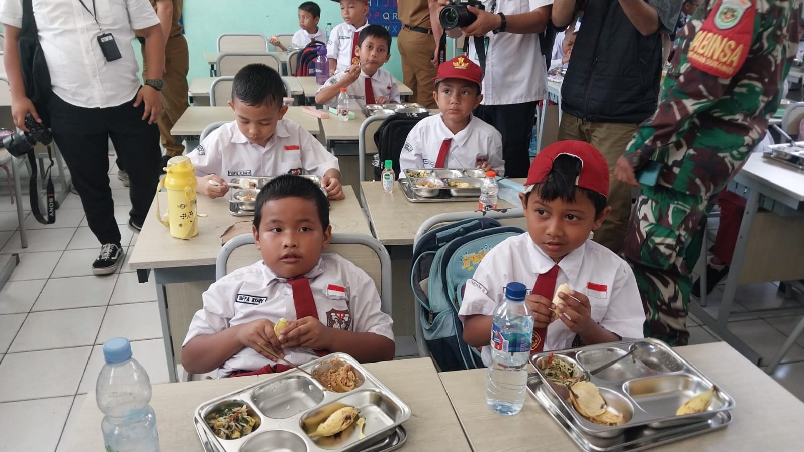 Para siswa saat menikmati makan bergizi gratis di SDN Pajeleran 01 Cibinong, Kabupaten Bogor, Senin (6/1). Foto : Sandika /jabarekspres.com