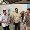 Penanggung Jawab Yayasan Arara Visi Hijau Pasirkaliki, Adam Darmawan (Batik) Bersama Menpora RI, Dito Ariotedjo dan Wamenpora RI, Taufik Hidayat saat Meninjau Proses Distribusi 3.500 Makanan Bergizi Gratis di Cimahi. (mong)