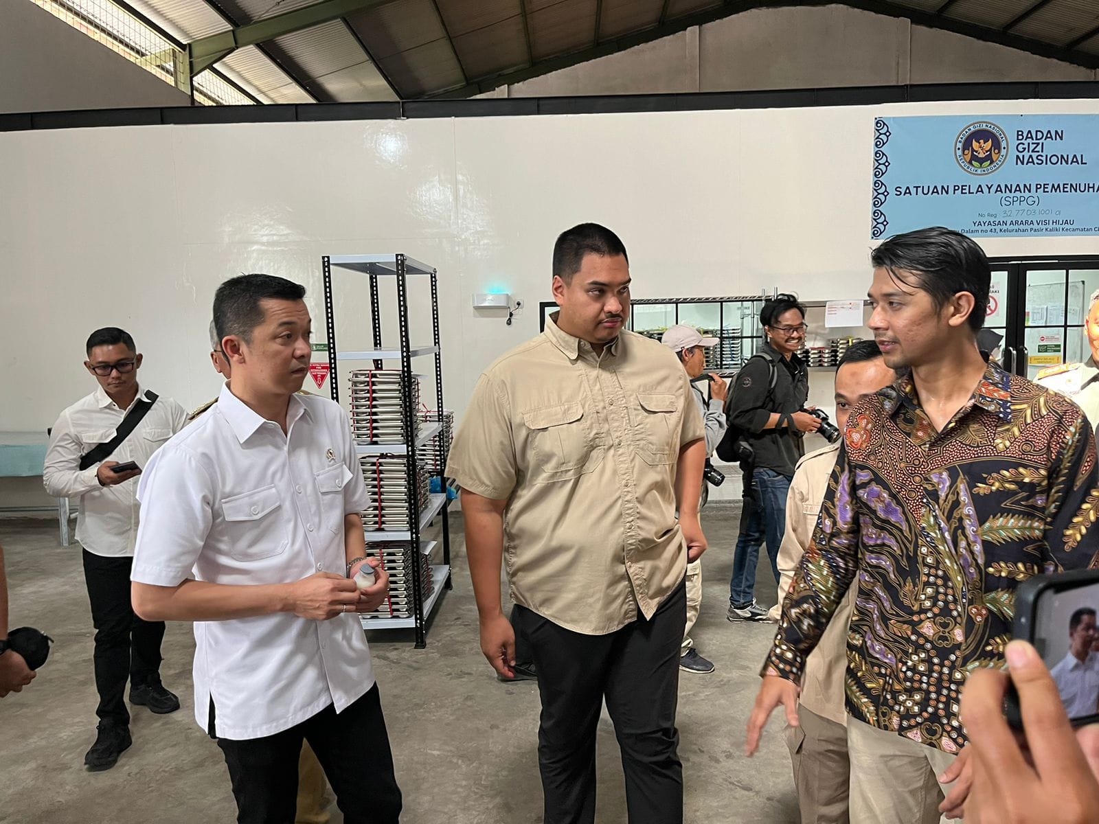 Penanggung Jawab Yayasan Arara Visi Hijau Pasirkaliki, Adam Darmawan (Batik) Bersama Menpora RI, Dito Ariotedjo dan Wamenpora RI, Taufik Hidayat saat Meninjau Proses Distribusi 3.500 Makanan Bergizi Gratis di Cimahi. (mong)