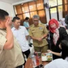 Pj Wali Kota Cimahi, Dicky Saromi saat mendampingi Menpora RI, Dito Ariotedjo dan Wamenpora RI, Taufik Hidayat di SMAN 3 Cimahi (mong)