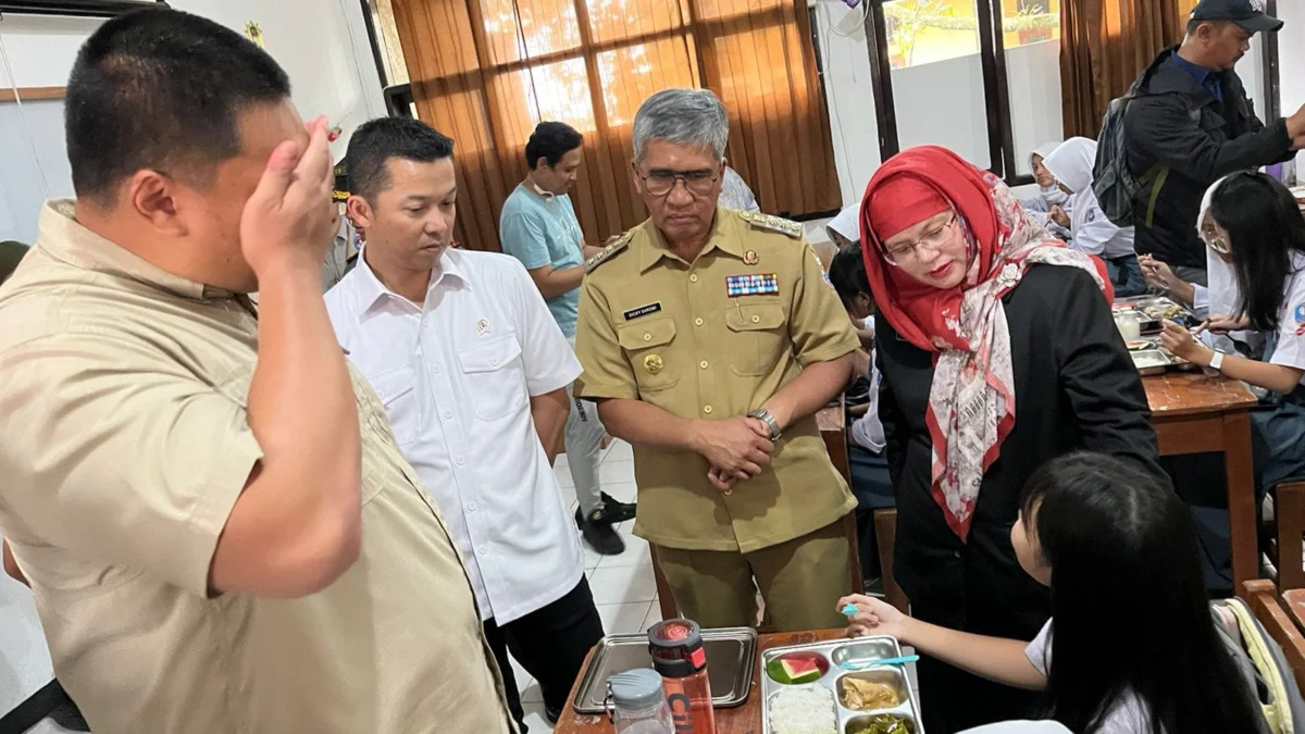 Pj Wali Kota Cimahi, Dicky Saromi saat mendampingi Menpora RI, Dito Ariotedjo dan Wamenpora RI, Taufik Hidayat di SMAN 3 Cimahi (mong)