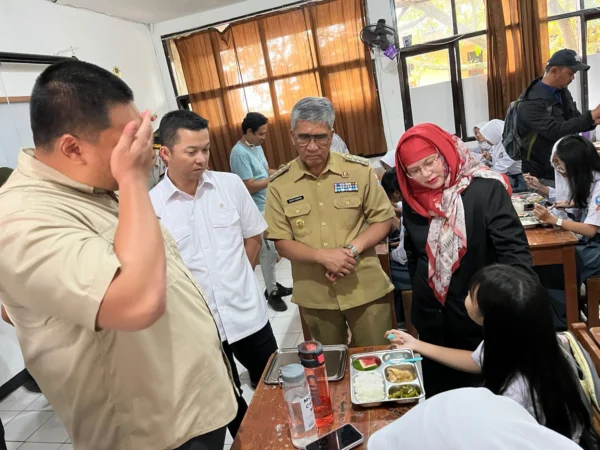 Pj Wali Kota Cimahi, Dicky Saromi saat mendampingi Menpora RI, Dito Ariotedjo dan Wamenpora RI, Taufik Hidayat di SMAN 3 Cimahi (mong)